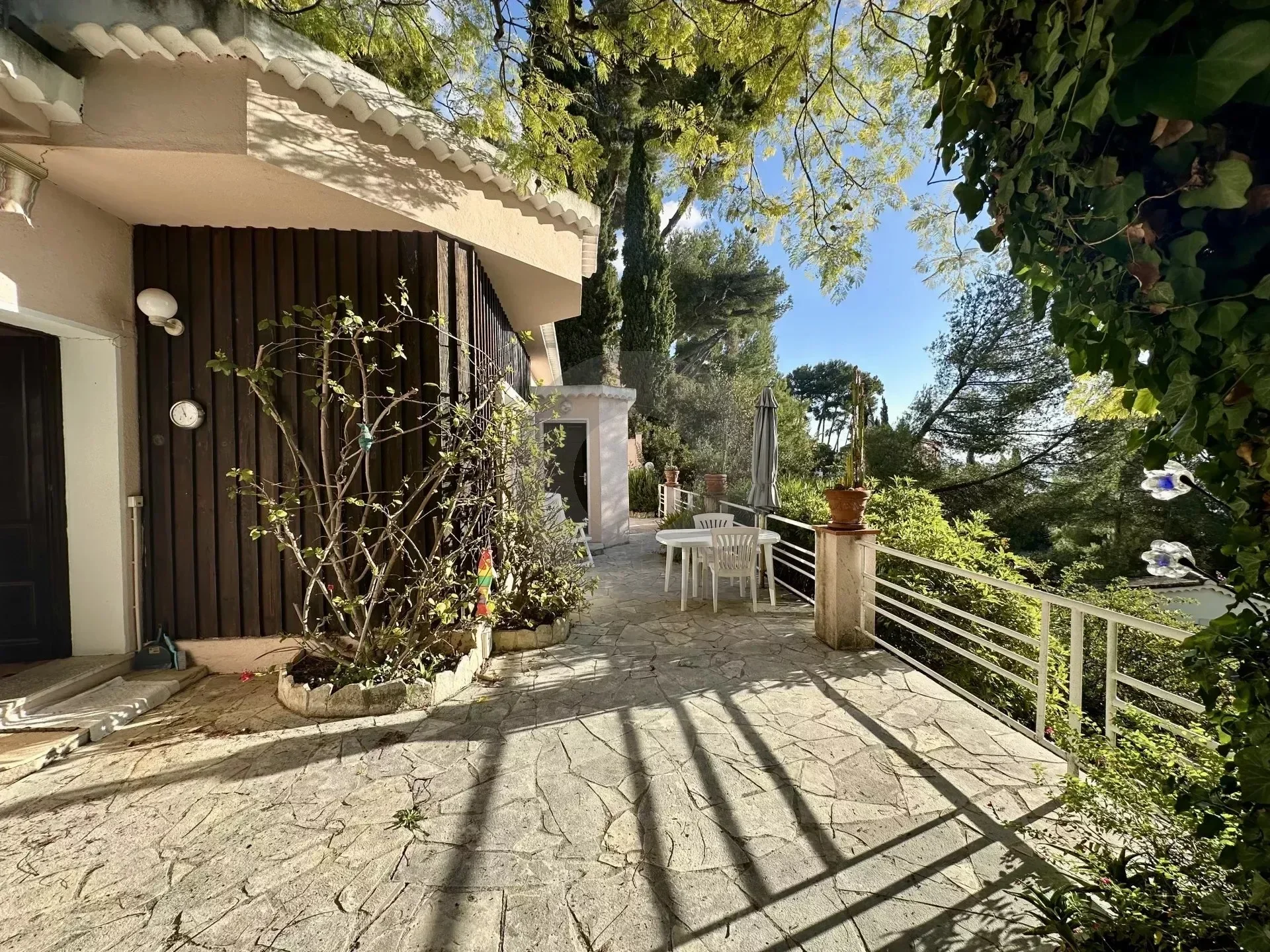 Exterior photo 3