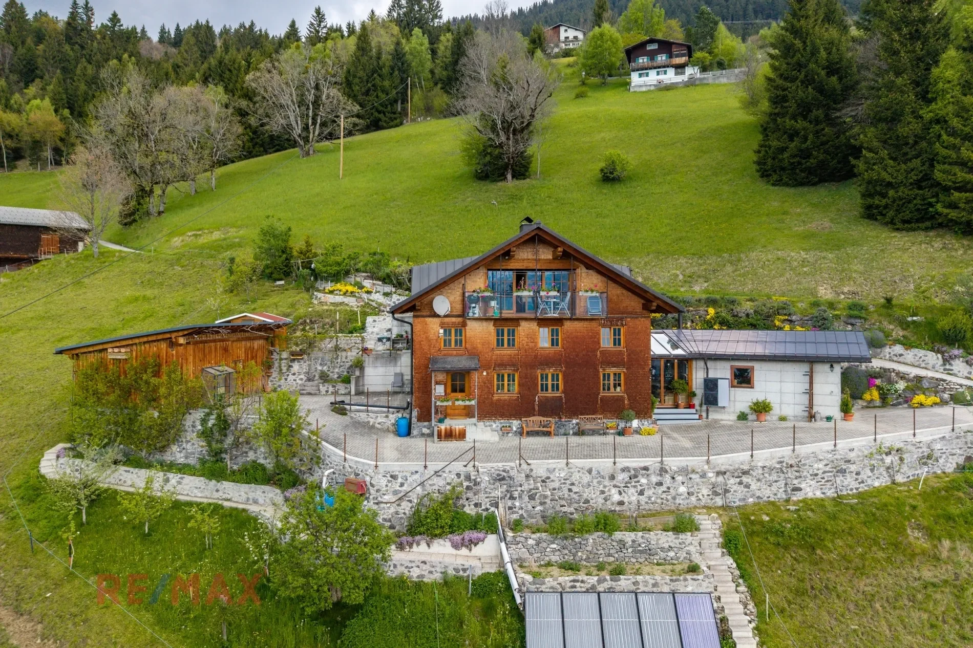 Exterior photo 5