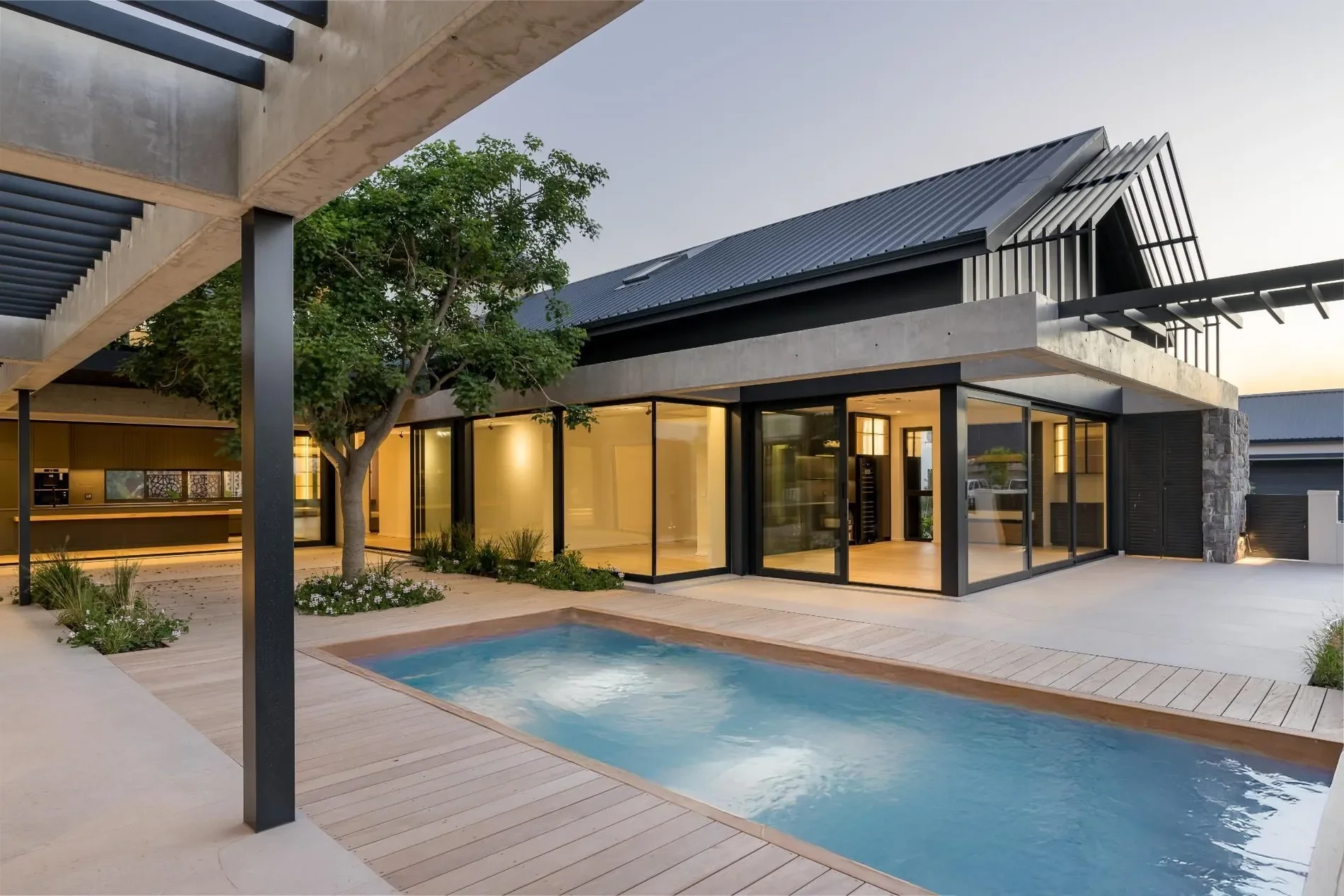 Exterior photo 4