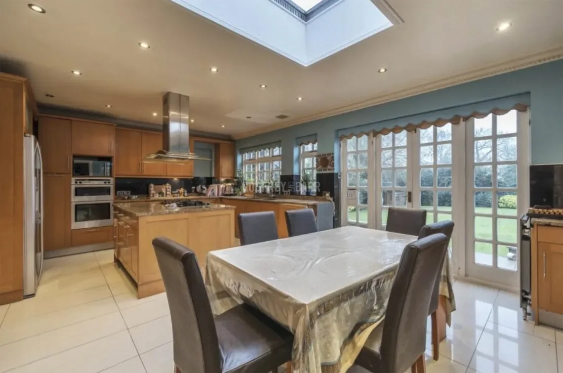 Grange Avenue, London, England, United Kingdom. - Photo 1