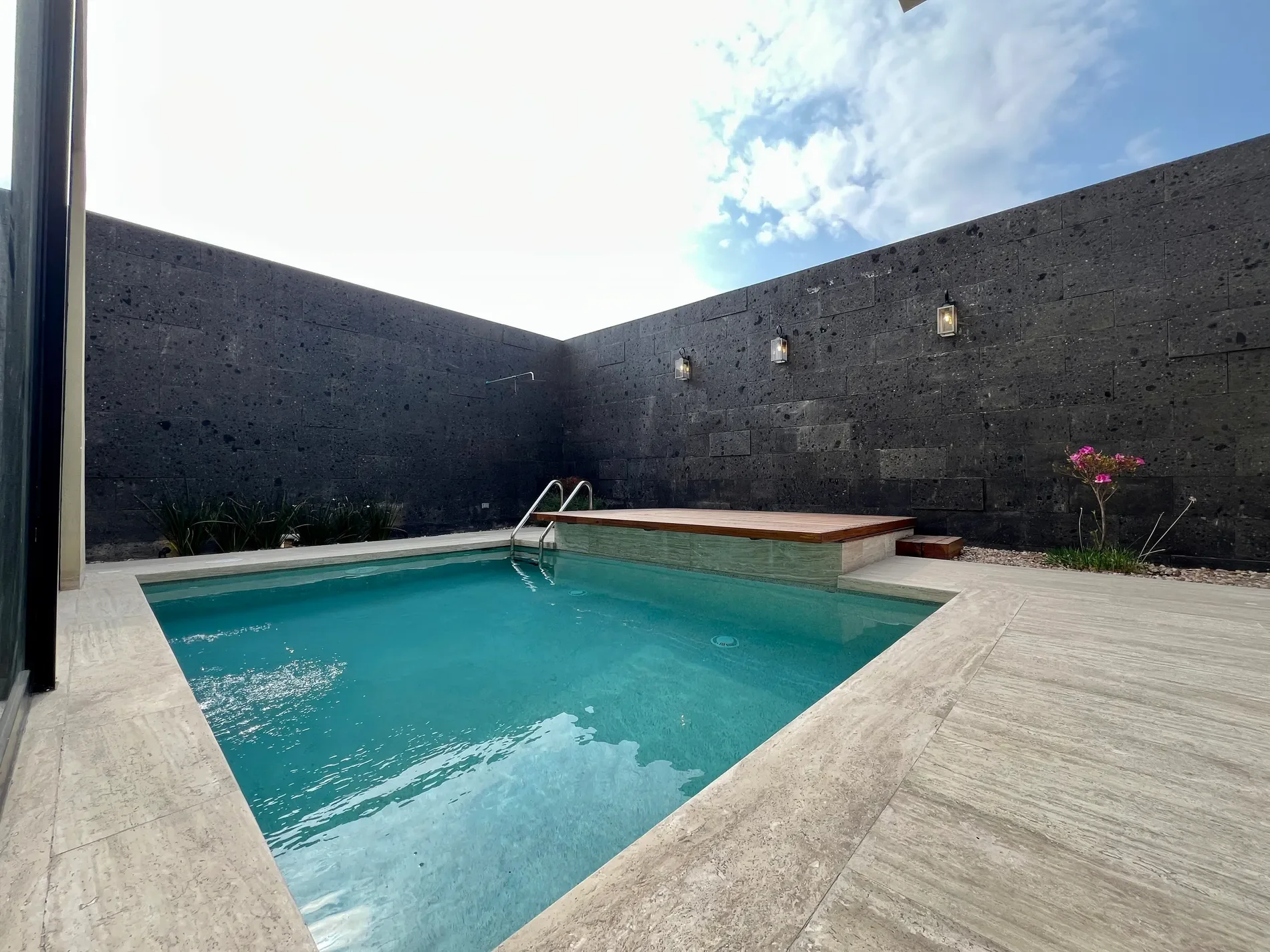 Exterior photo 8