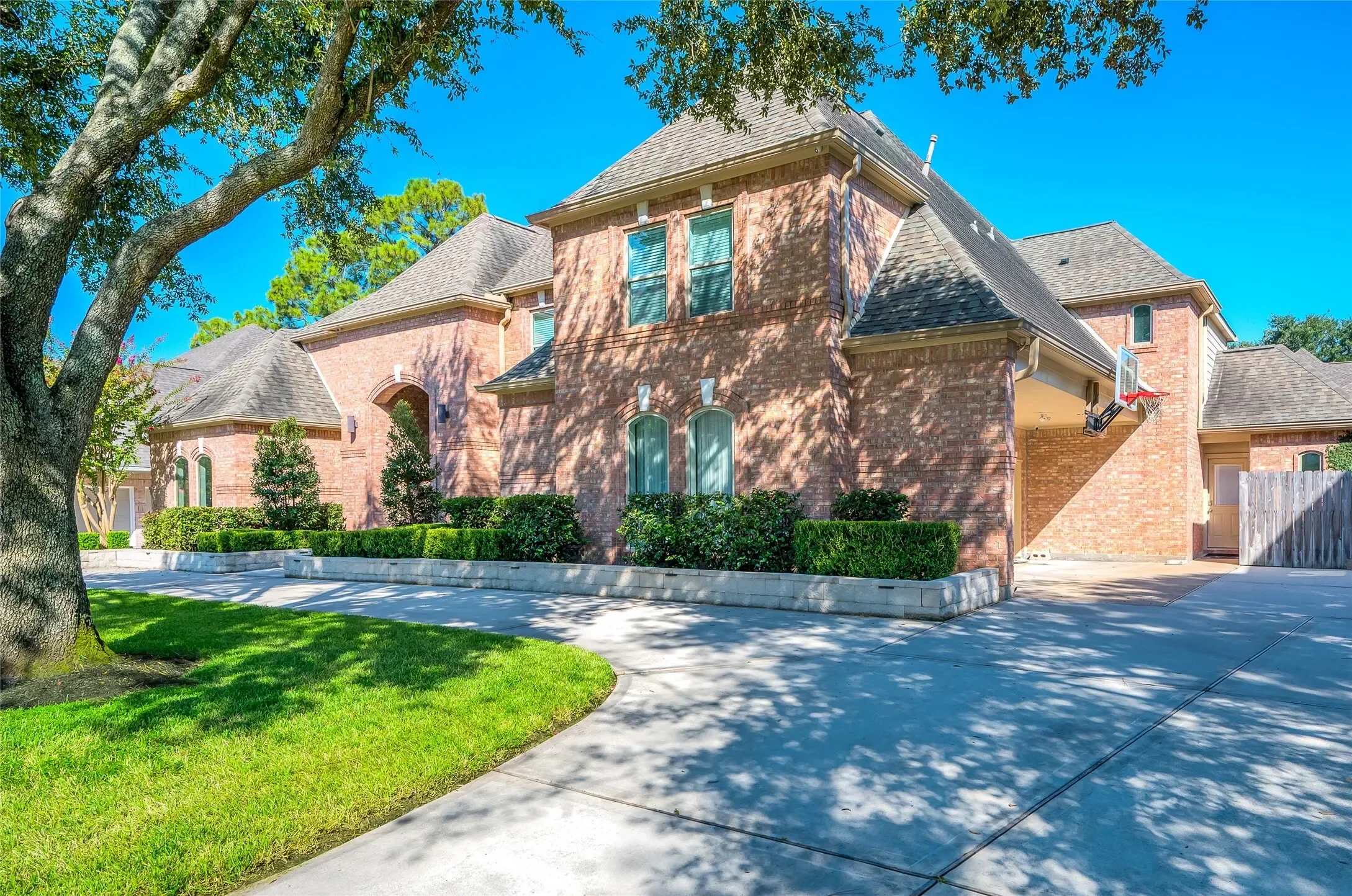 Exterior photo 8