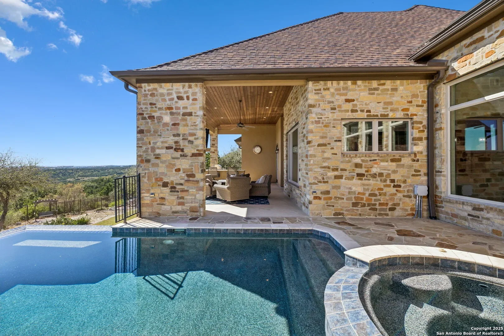 Exterior photo 4
