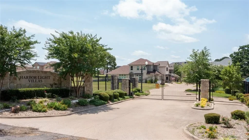 Single Family Residence in Mabank