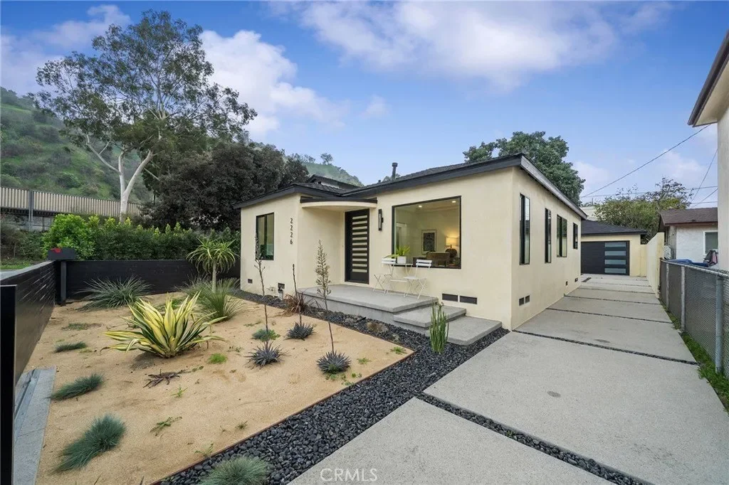Exterior photo 3