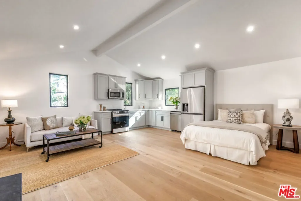 913 S Mullen Avenue, Los Angeles, California, United States. - Photo 46