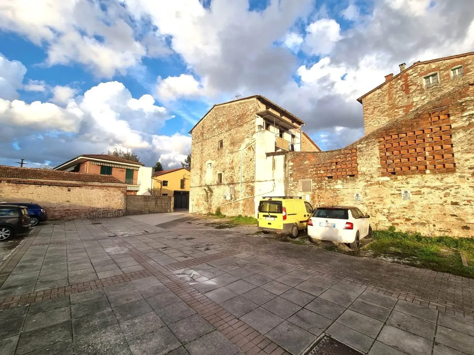 Exterior photo 5