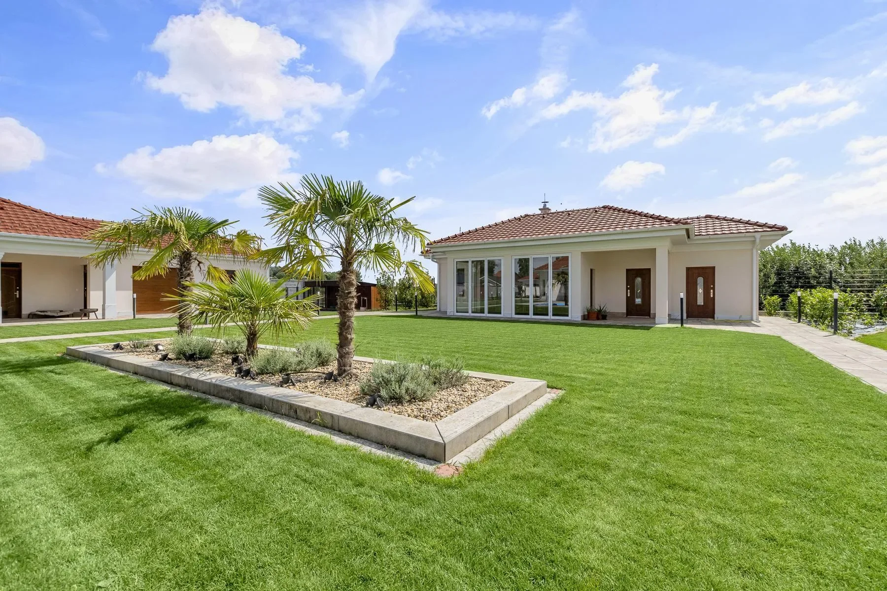Exterior photo 12