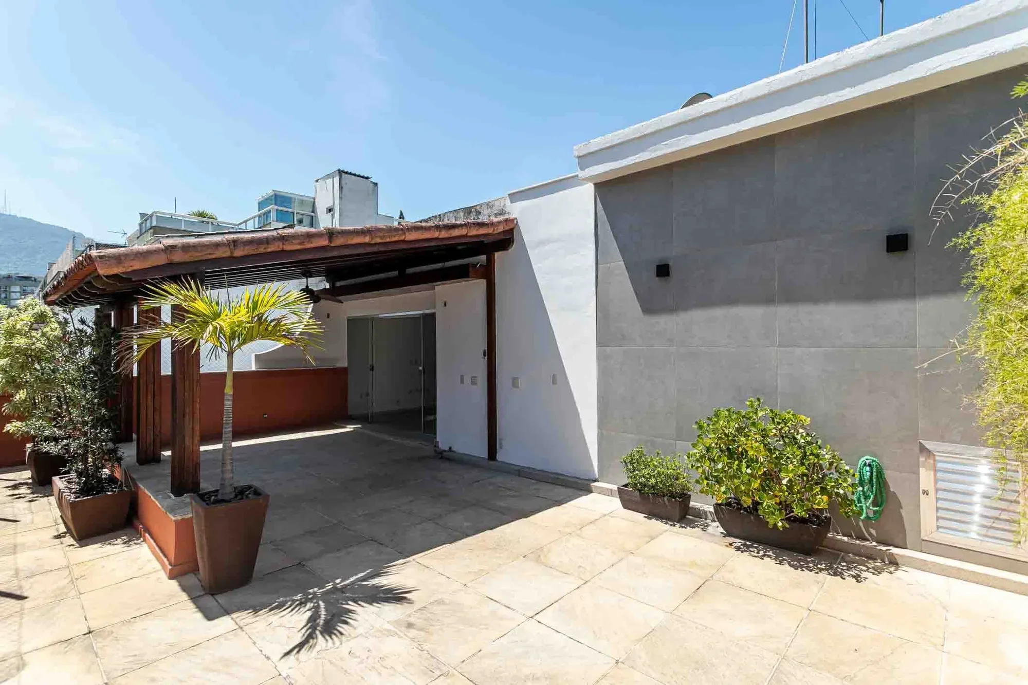 Exterior photo 7
