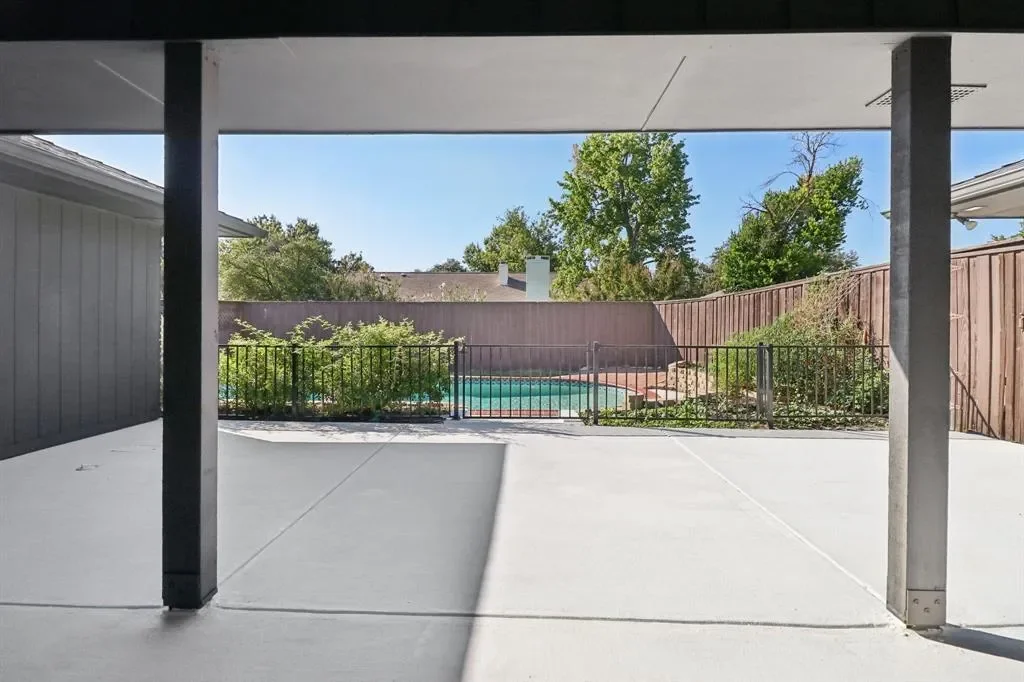Exterior photo 6