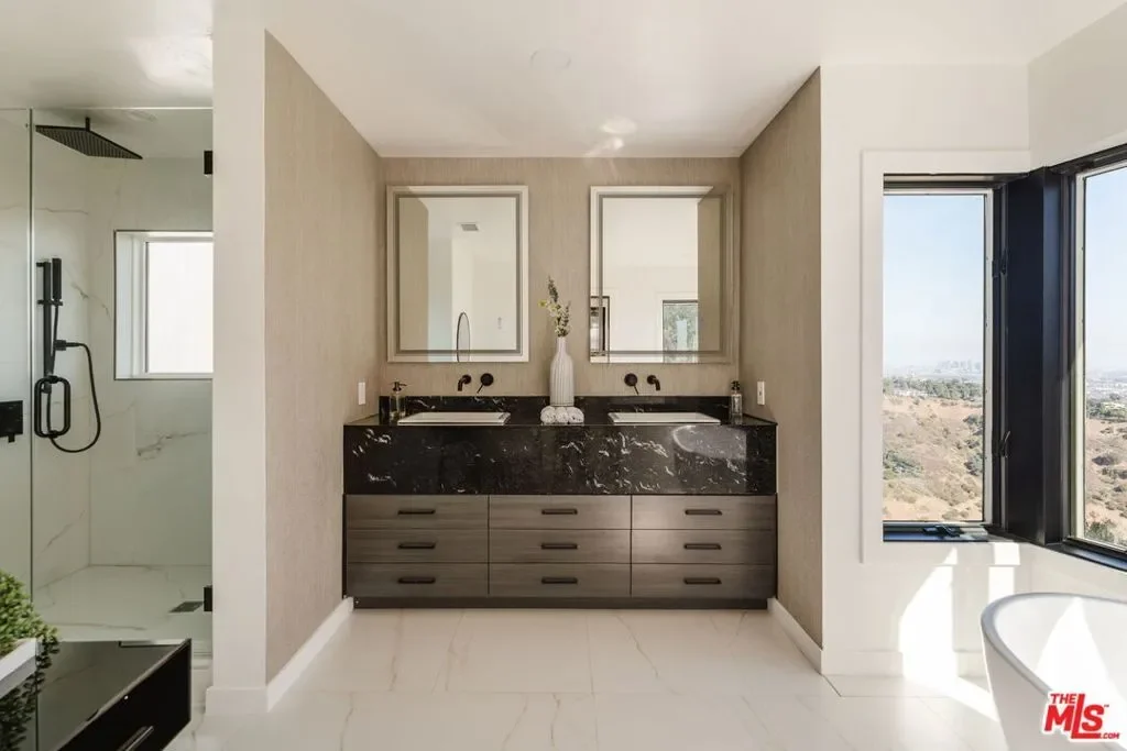 1648 Summitridge Drive, Beverly Hills, California, United States. - Photo 24