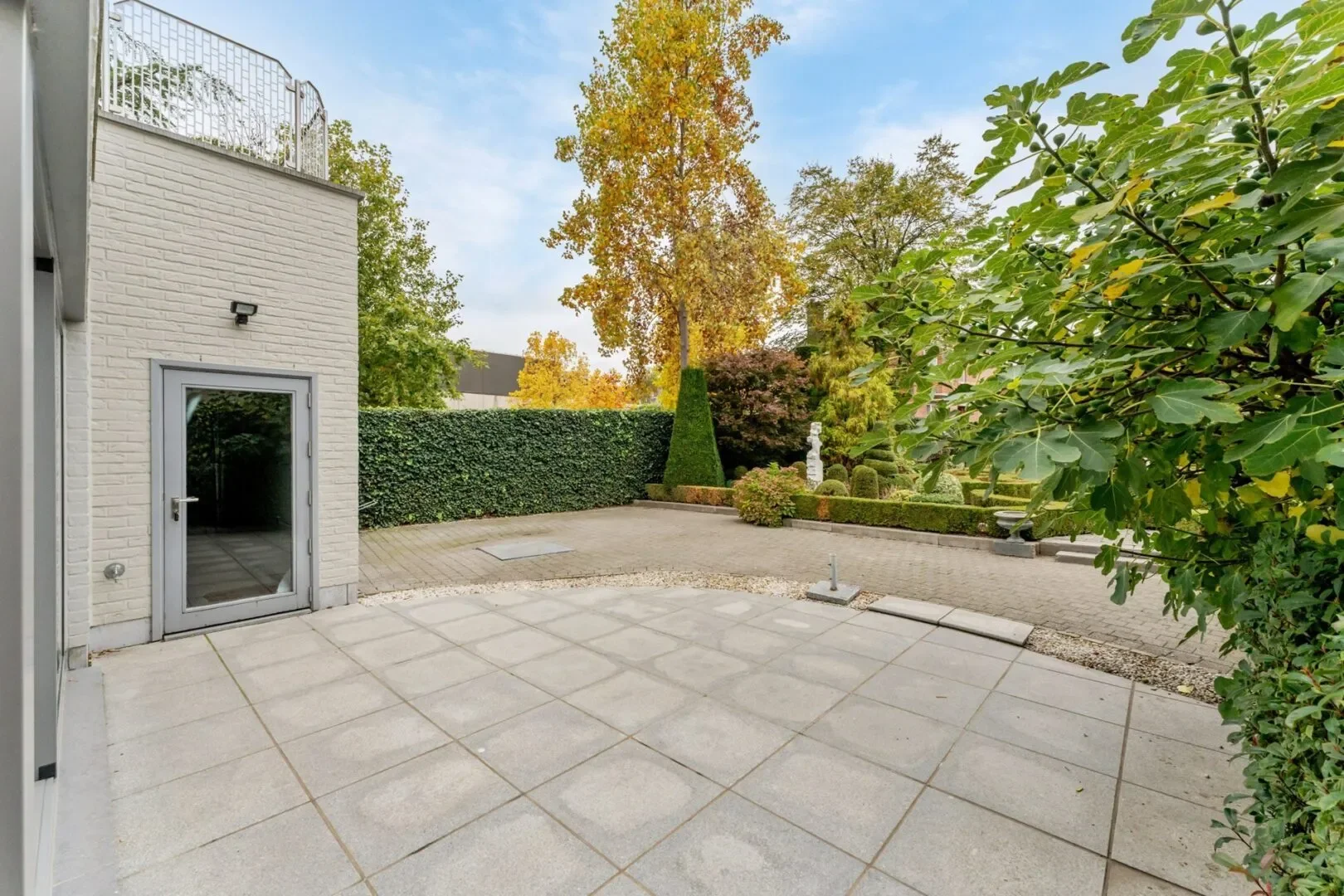 Exterior photo 3