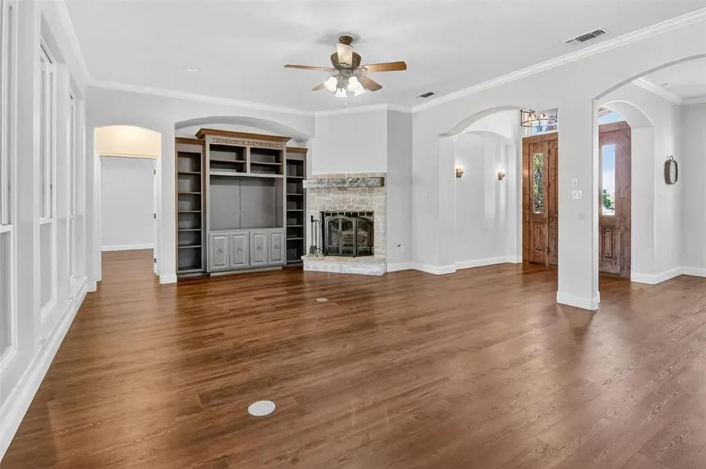 1007 Bentwater Parkway, Granbury, Texas, United States. - Photo 2
