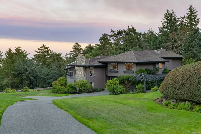2807 Arbutus Rd, Saanich, British Columbia, Canada. - Photo 5