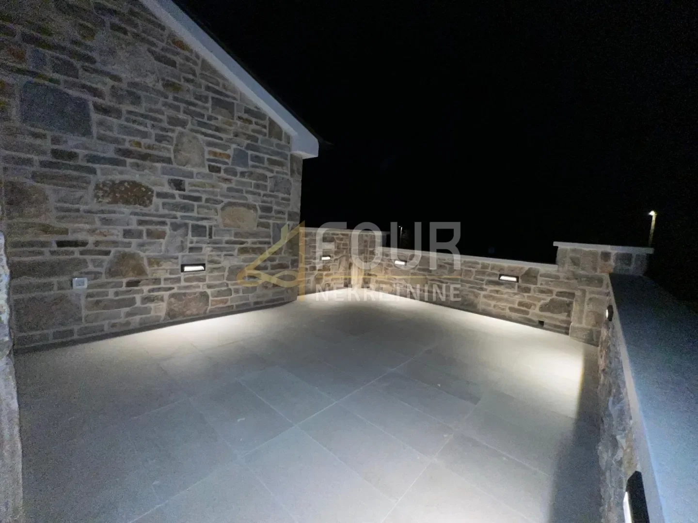 Exterior photo 7
