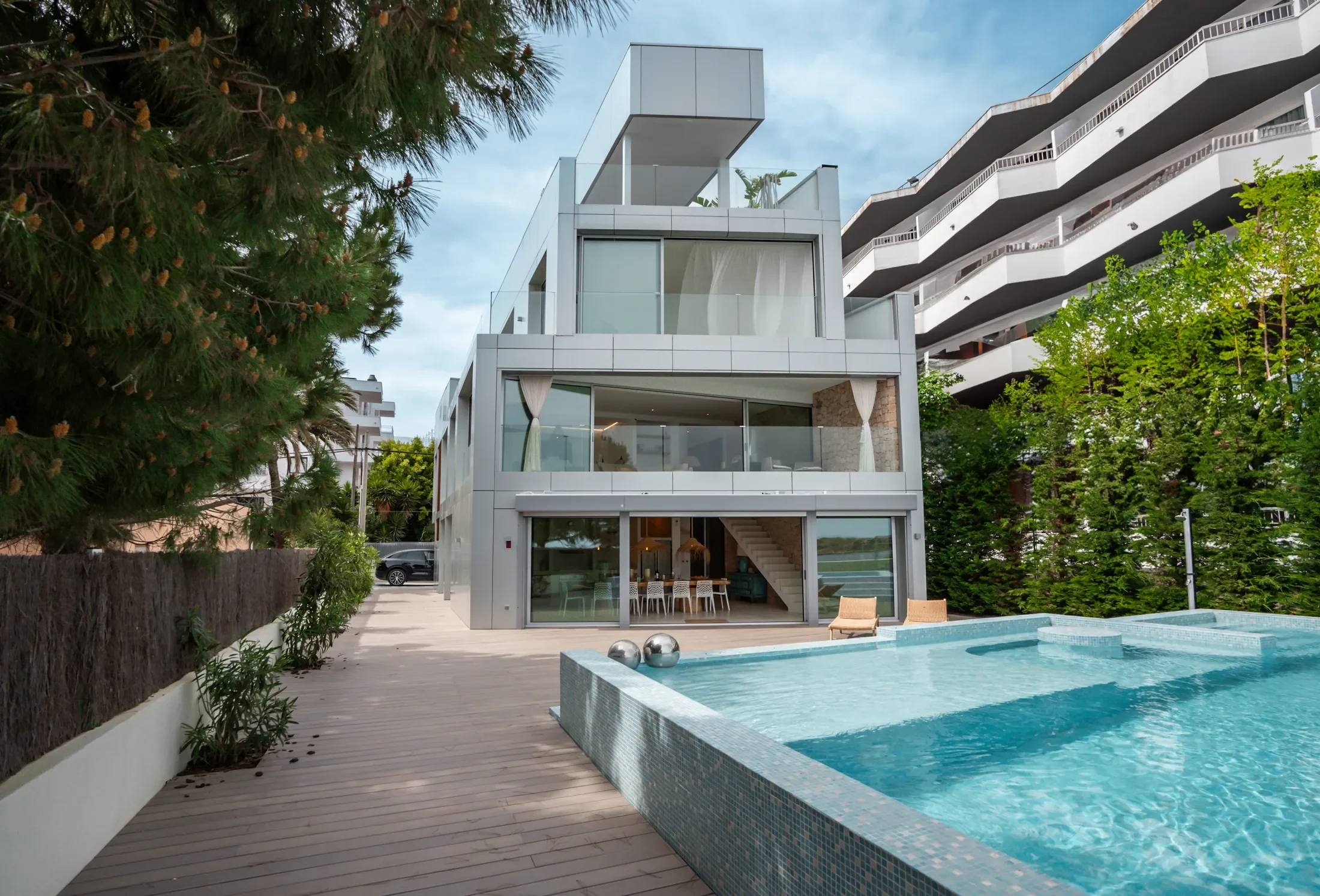 Exterior photo 5