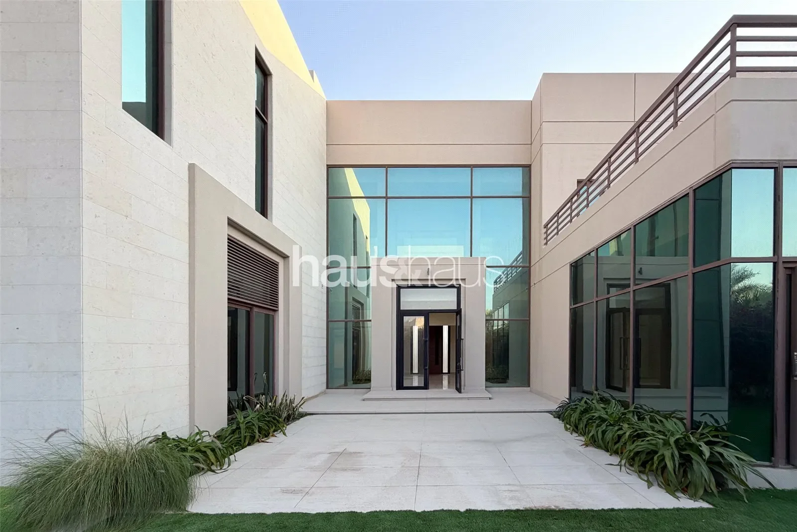 Exterior photo 2