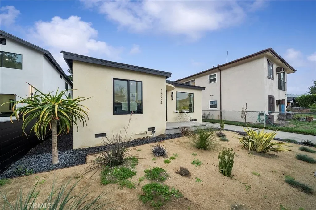 Exterior photo 5