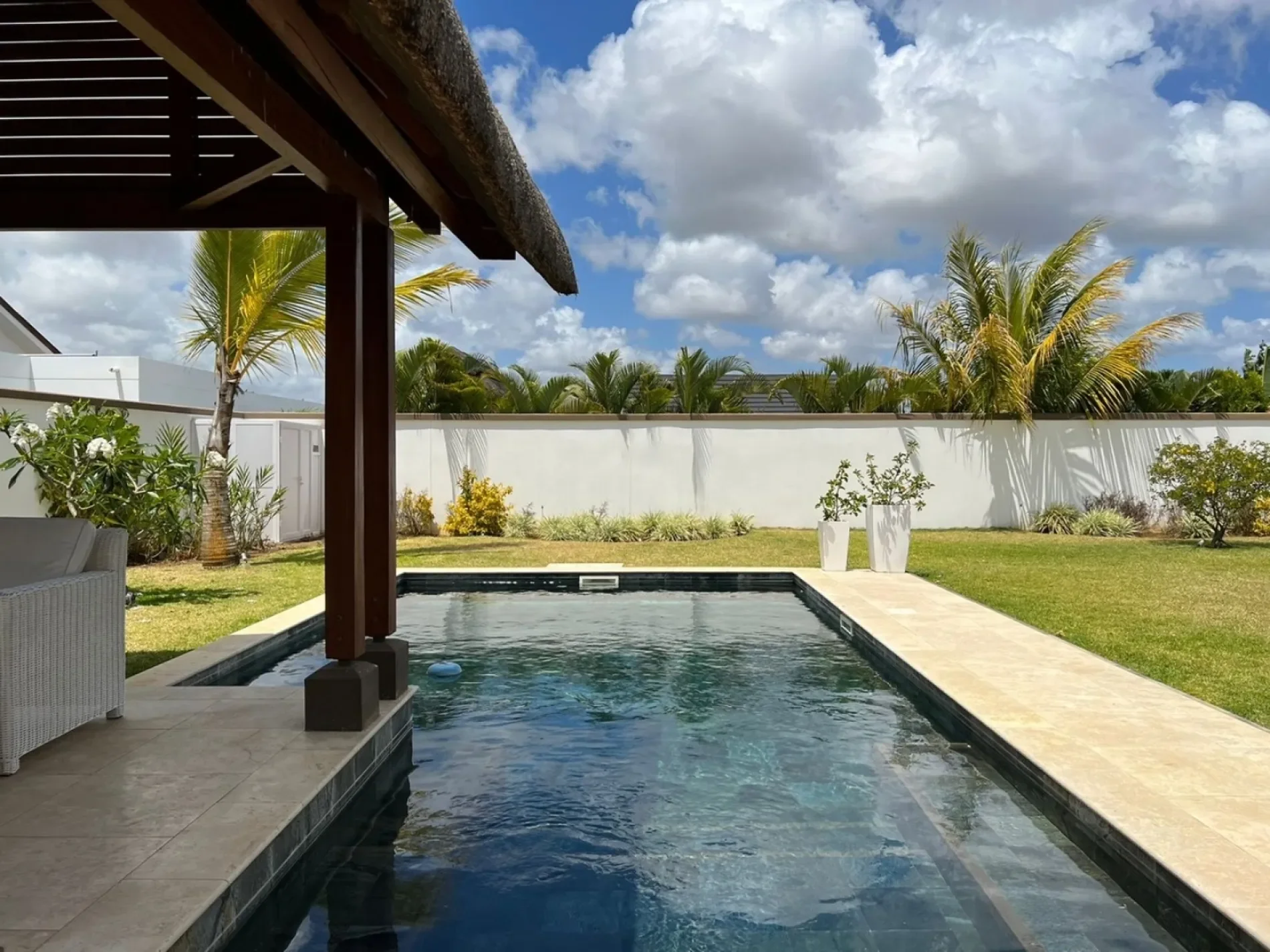 Exterior photo 4