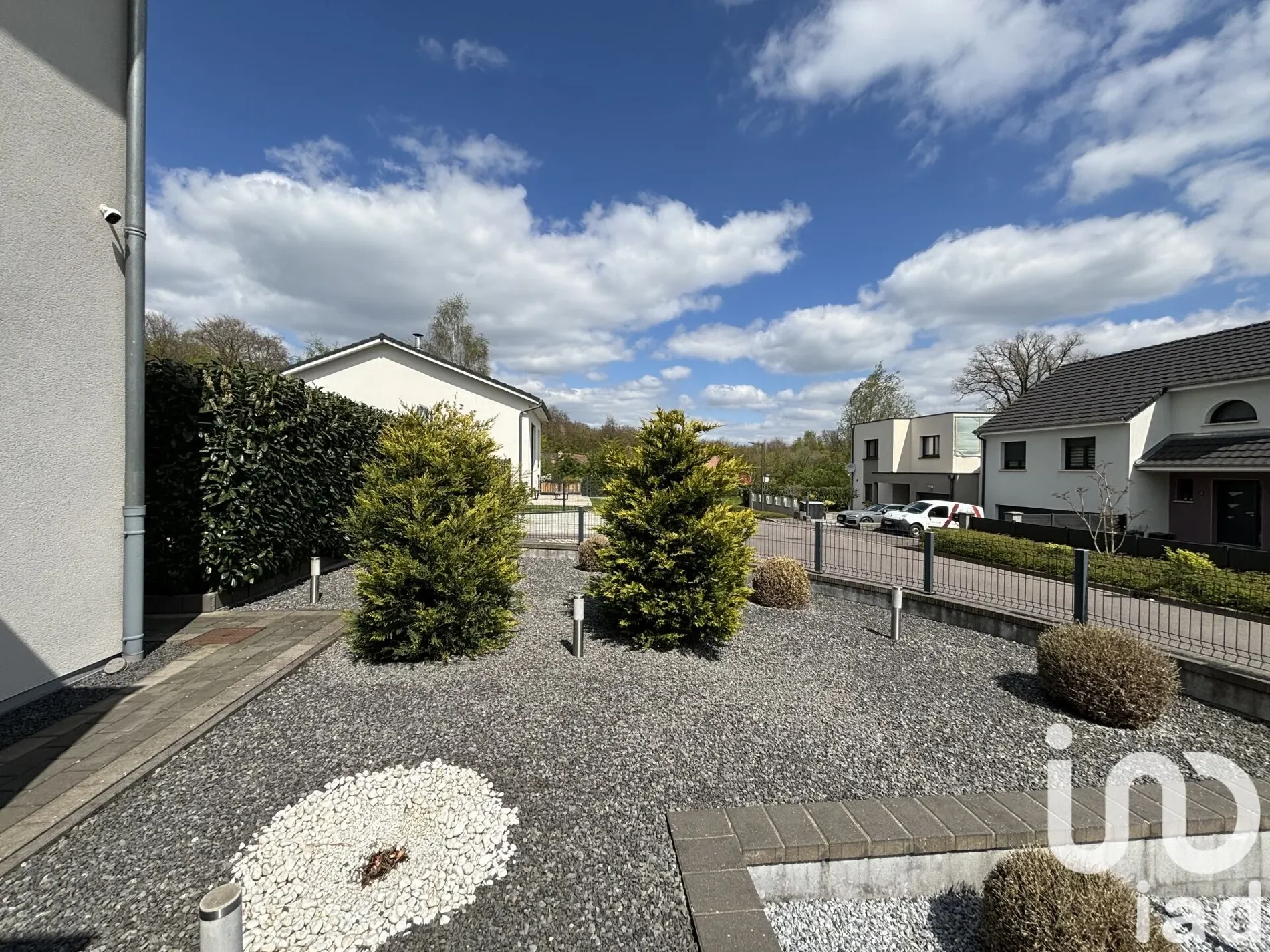 Exterior photo 2