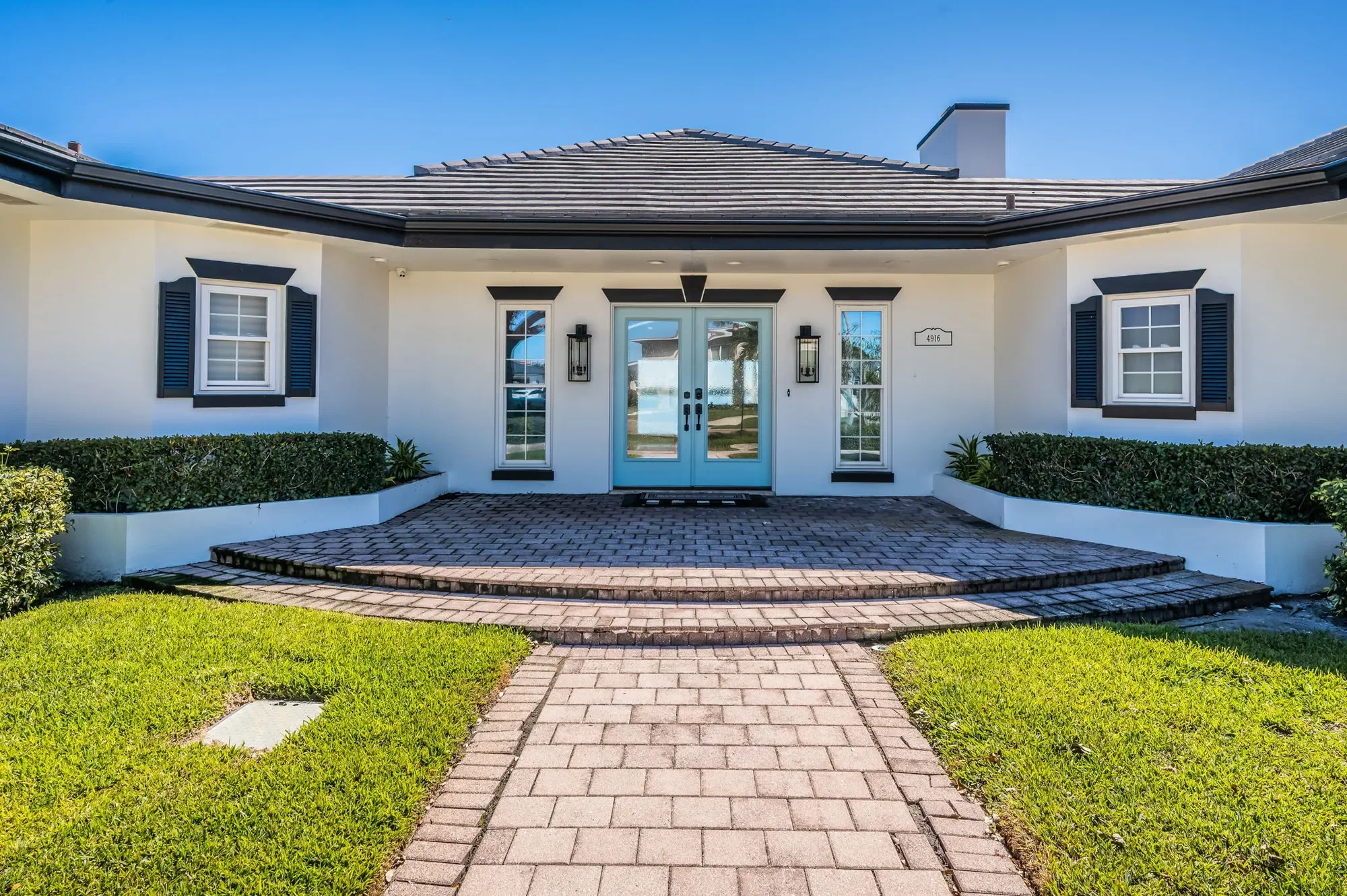Exterior photo 8