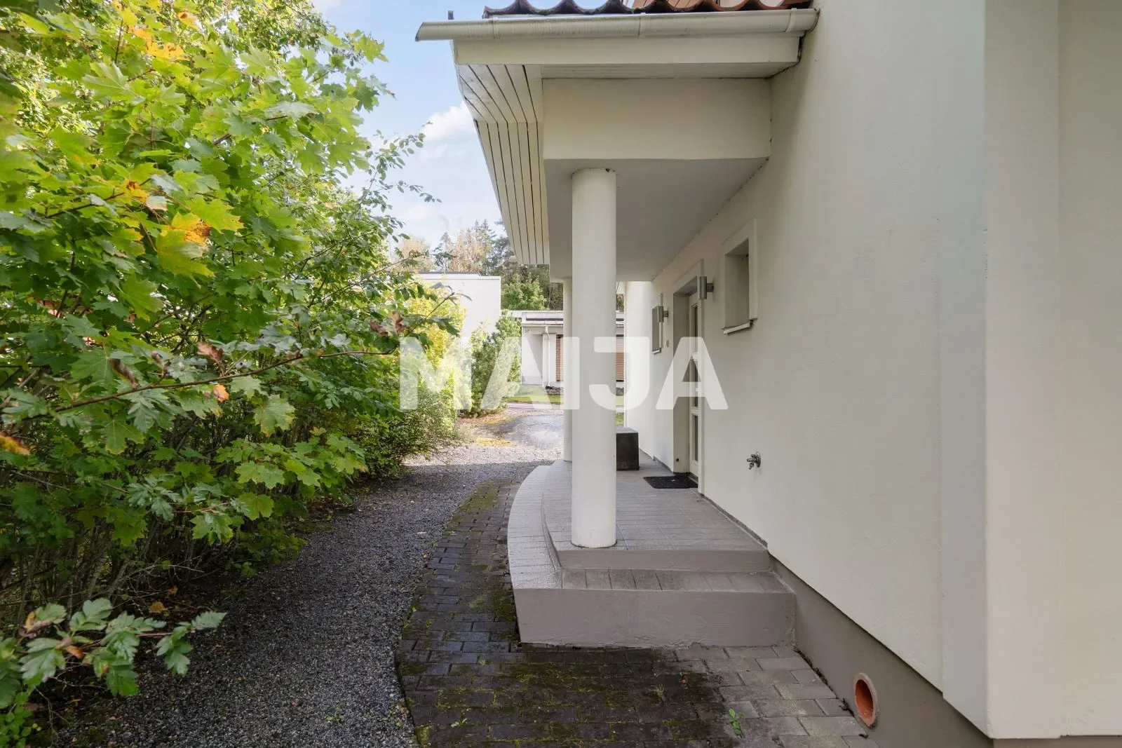 Exterior photo 4