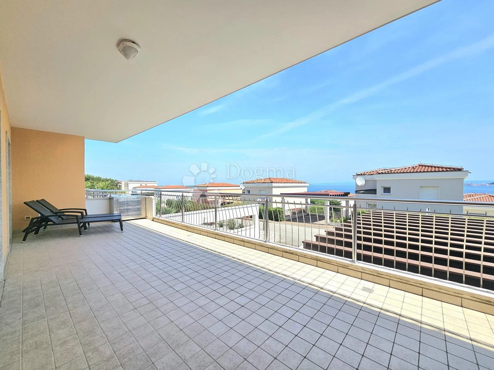 Exterior photo 3