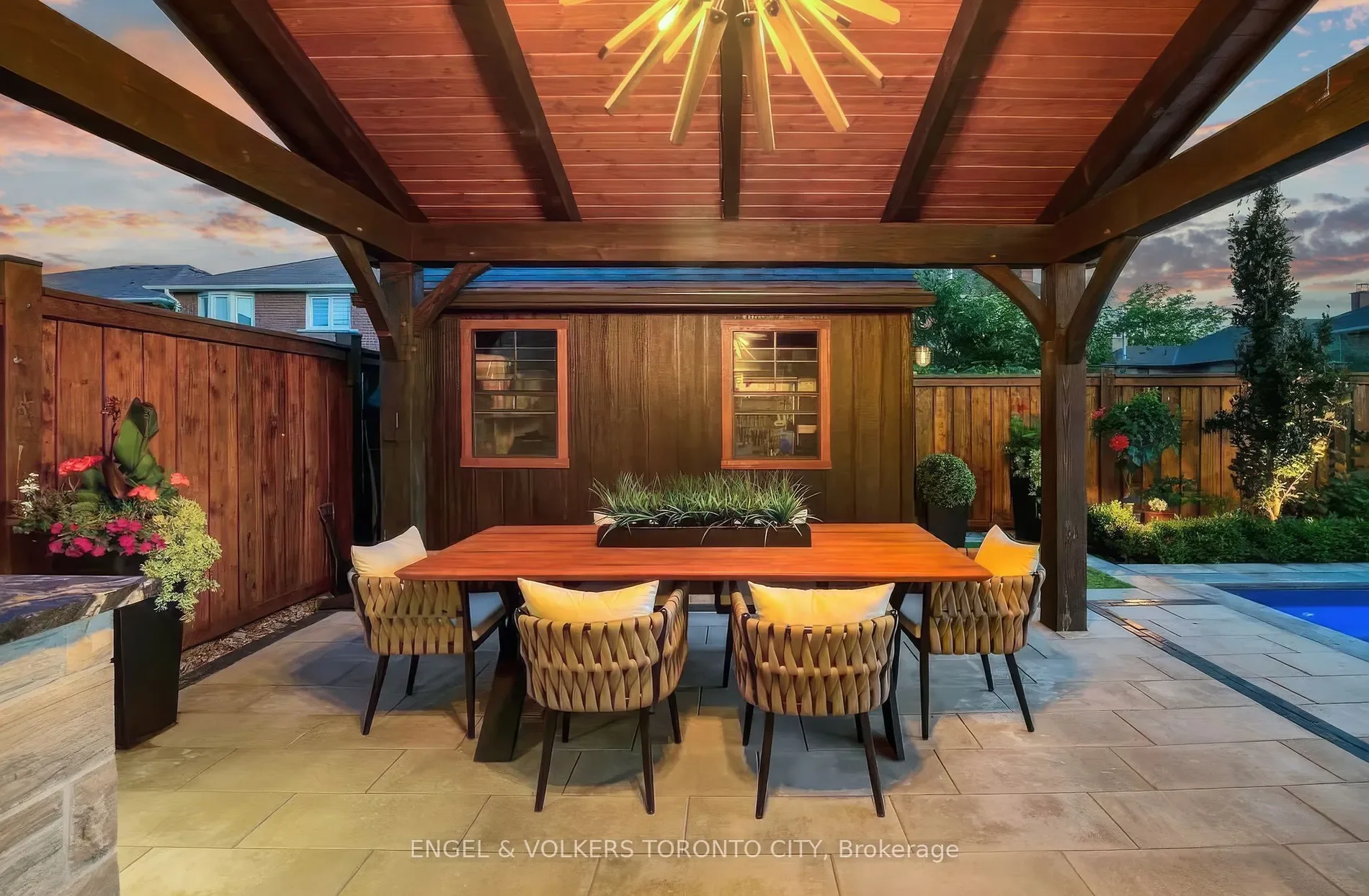 Exterior photo 6