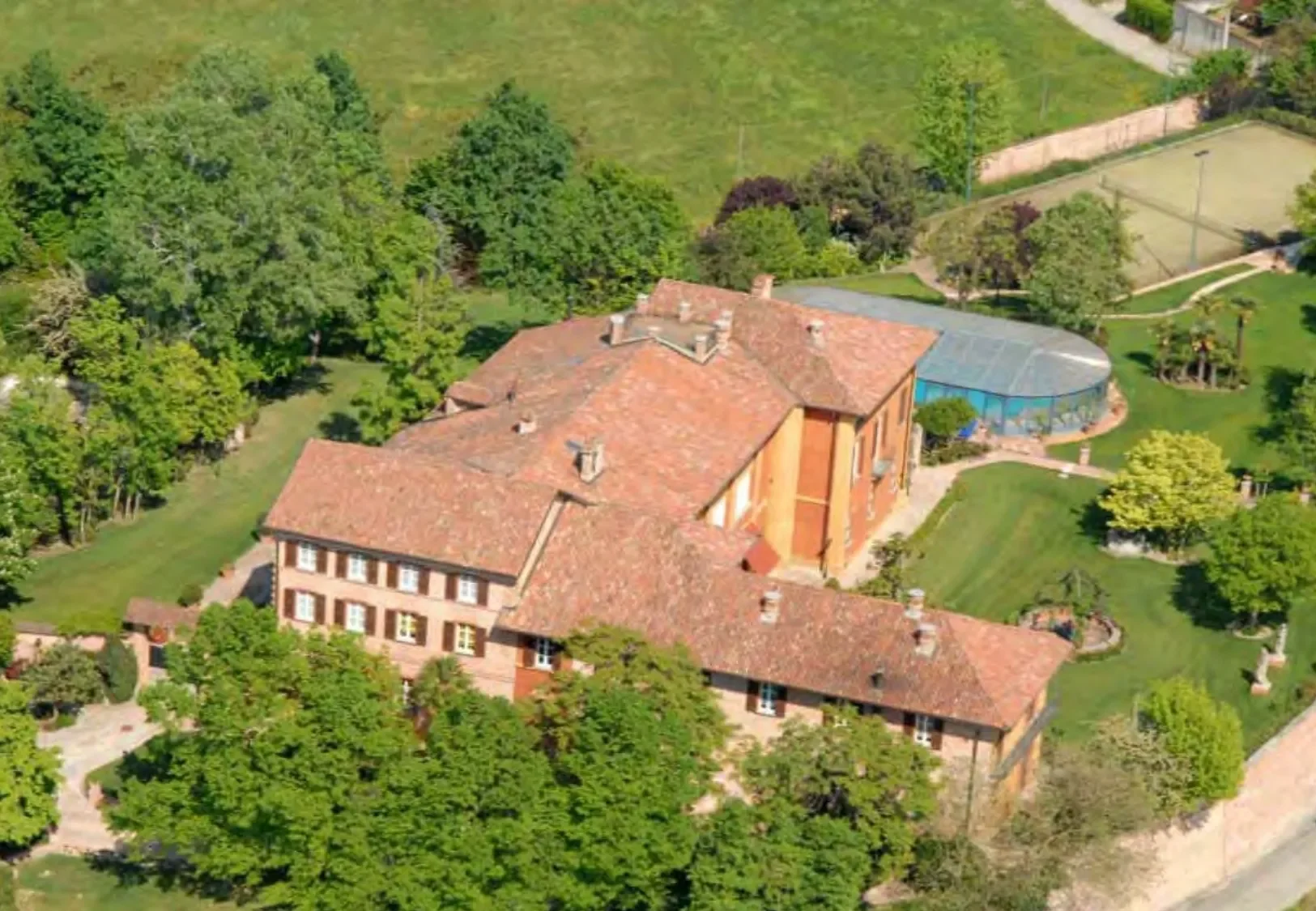 Exterior photo 2
