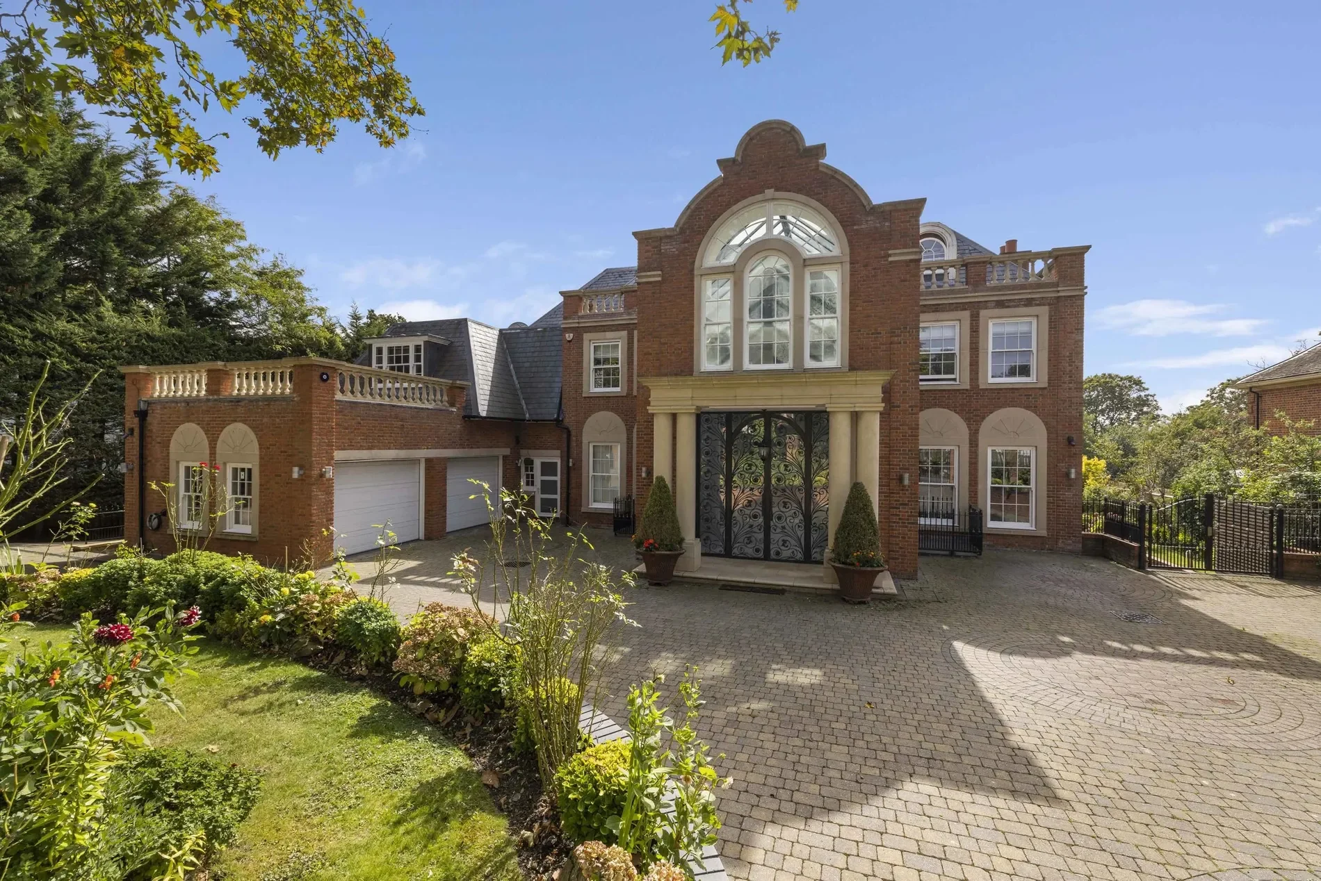Exterior photo 2