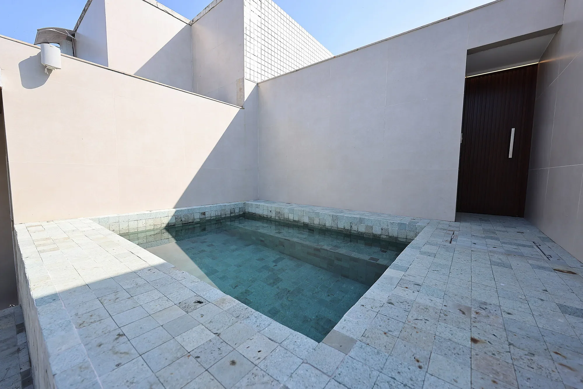 Exterior photo 3