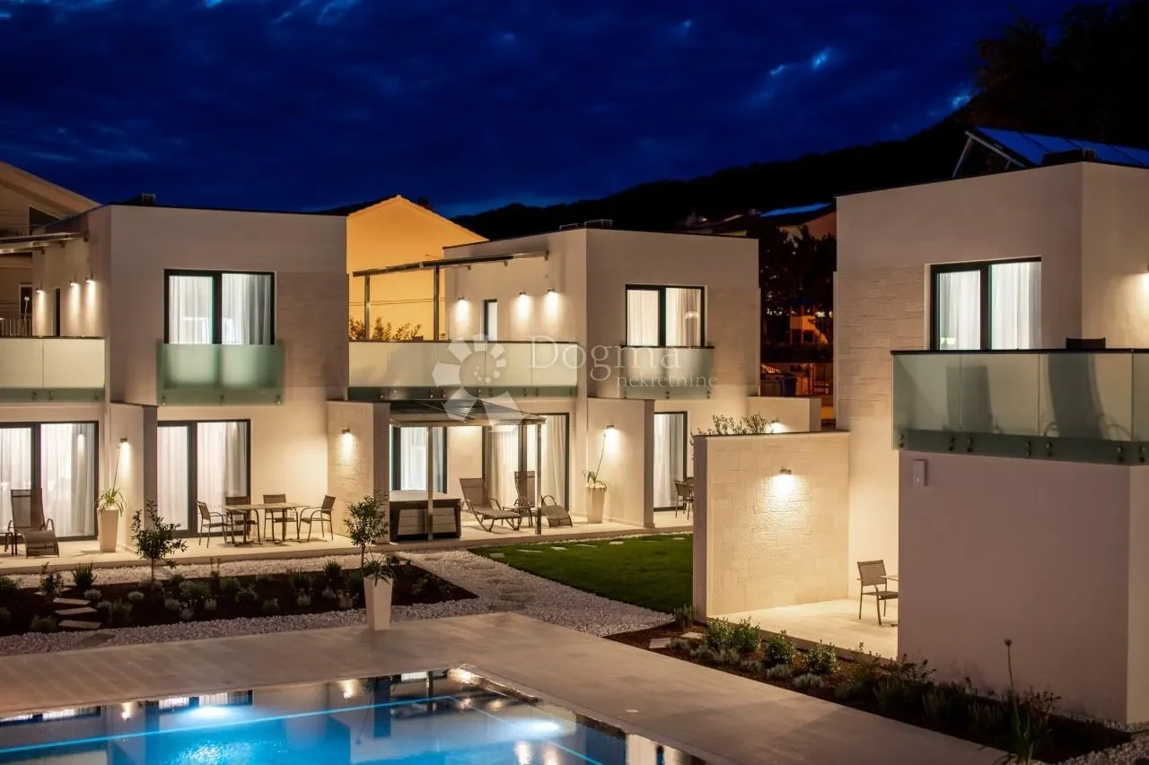 Exterior photo 7