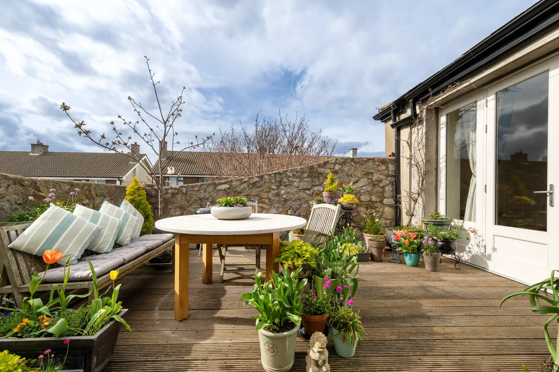 Exterior photo 6