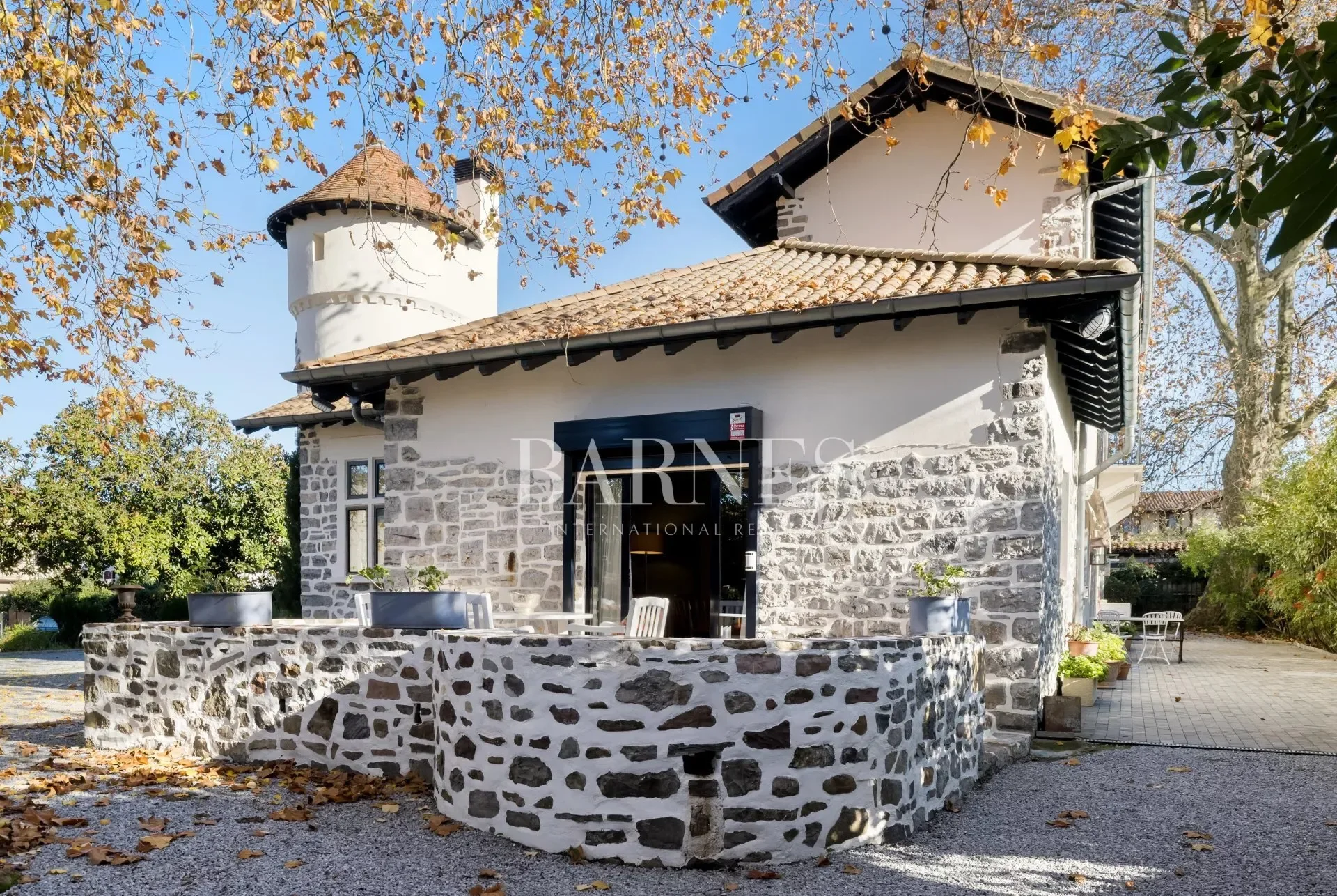 Exterior photo 3