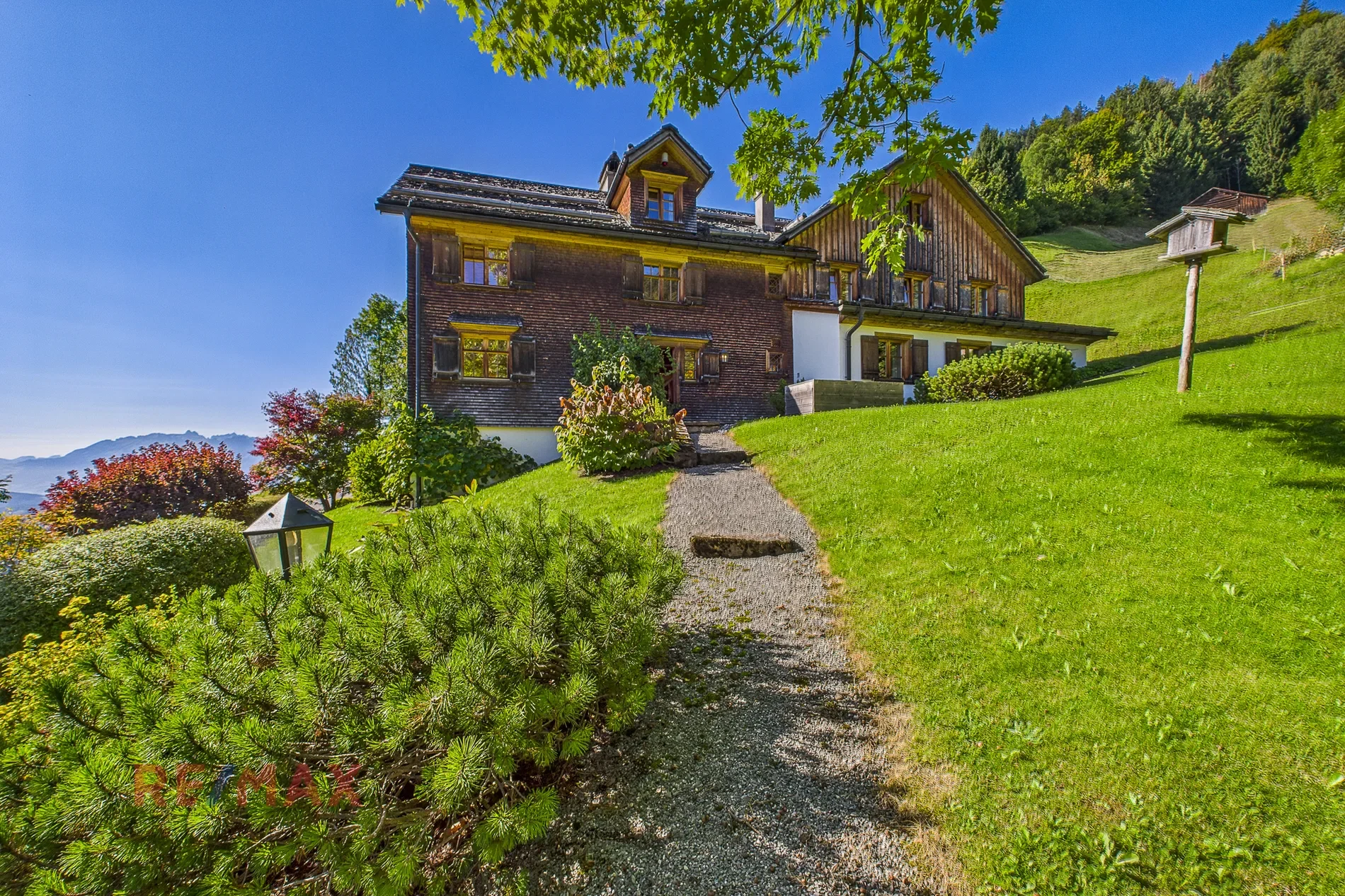 Exterior photo 9