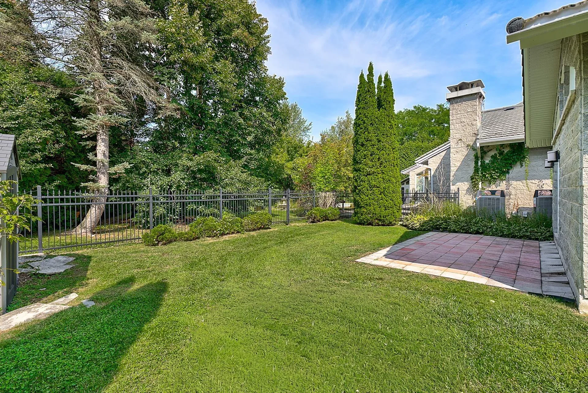 Exterior photo 9