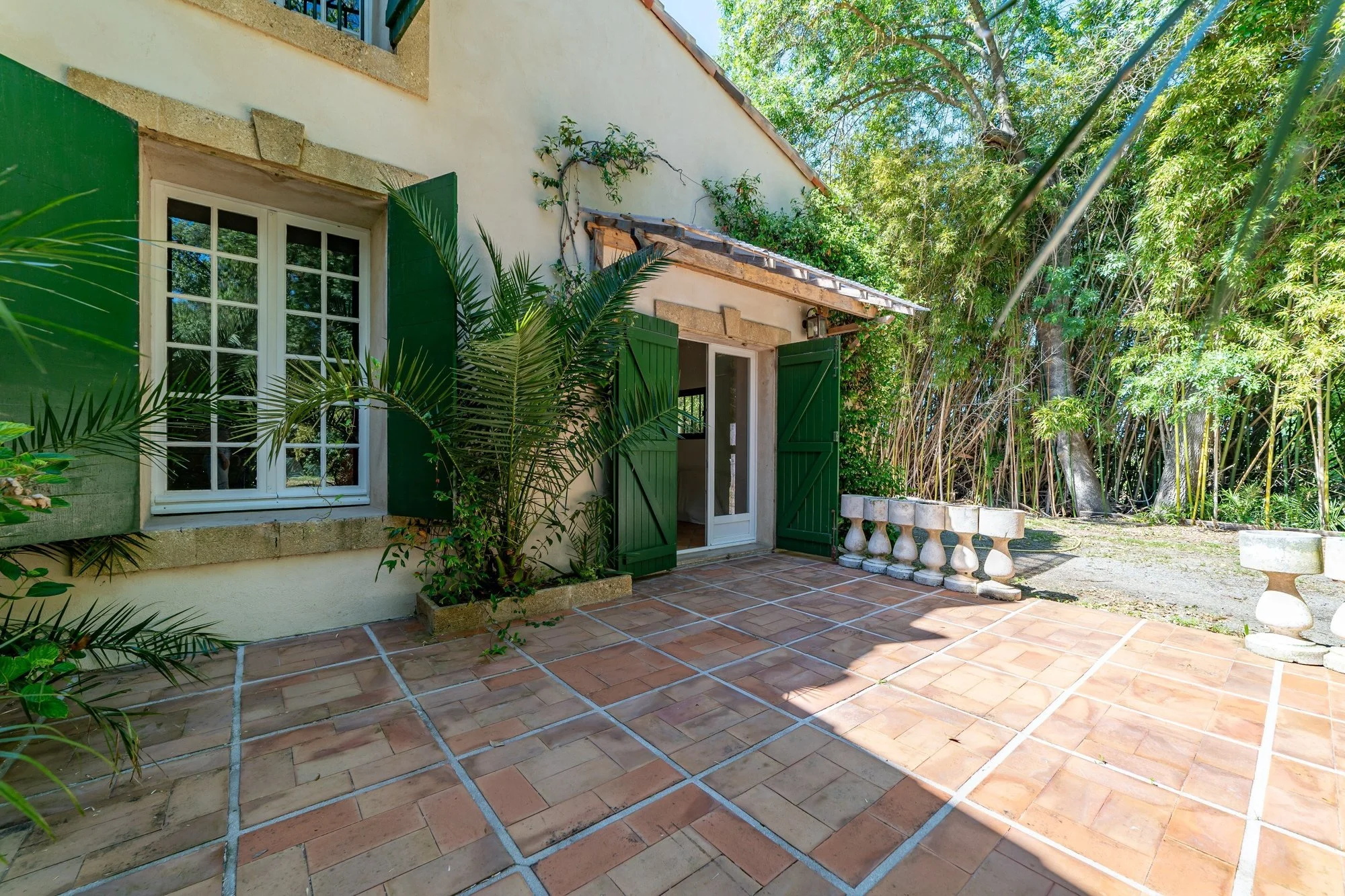Exterior photo 9