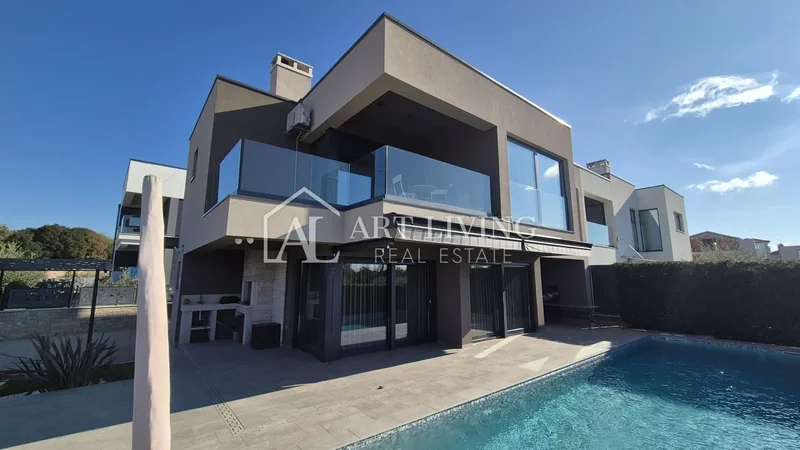 Poreč, modern luxury villa with a pool, 500 m from the sea