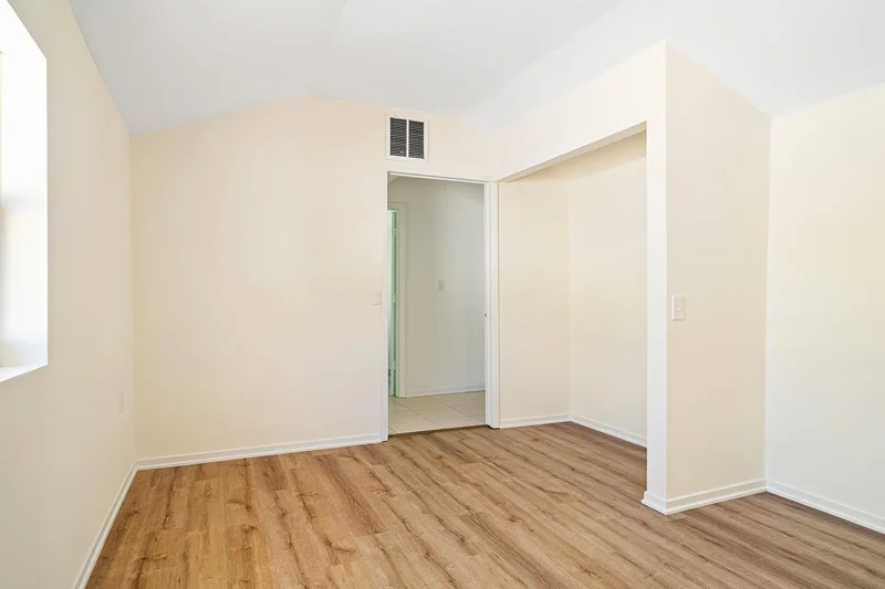 813 Avon Road, West Palm Beach, Florida, United States. - Photo 37