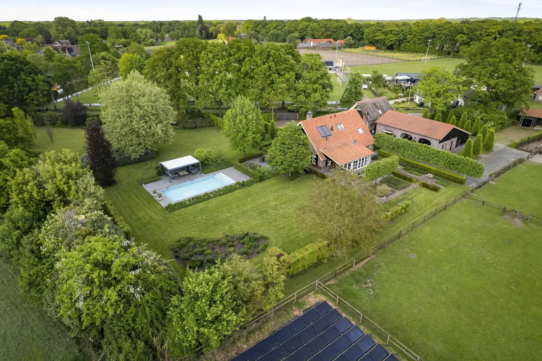Exterior photo 7