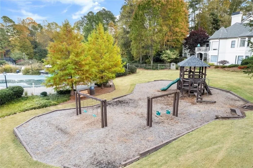 Single Family Residence in Acworth