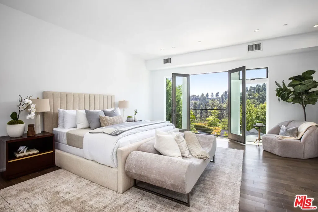 1642 Lindacrest Drive, Beverly Hills, California, United States. - Photo 2
