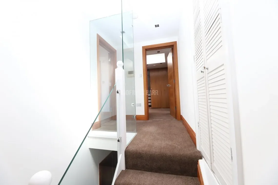 Beaufort Drive Hampstead Garden Suburb, London, England, United Kingdom. - Photo 14