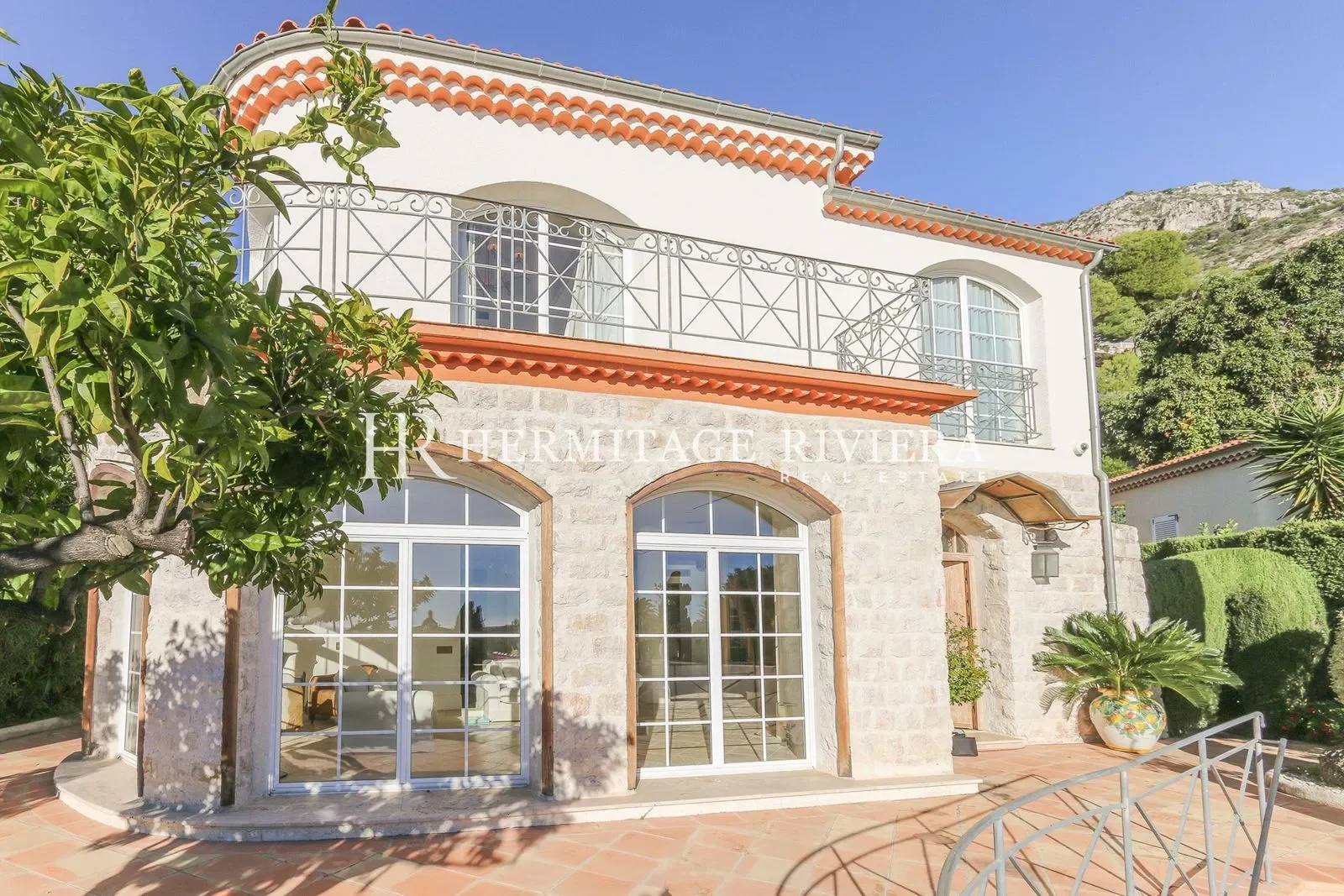 Exterior photo 8