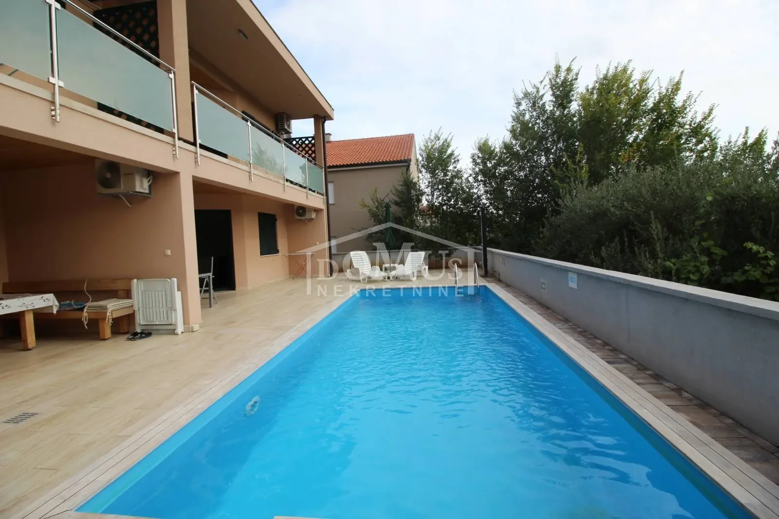 Exterior photo 6