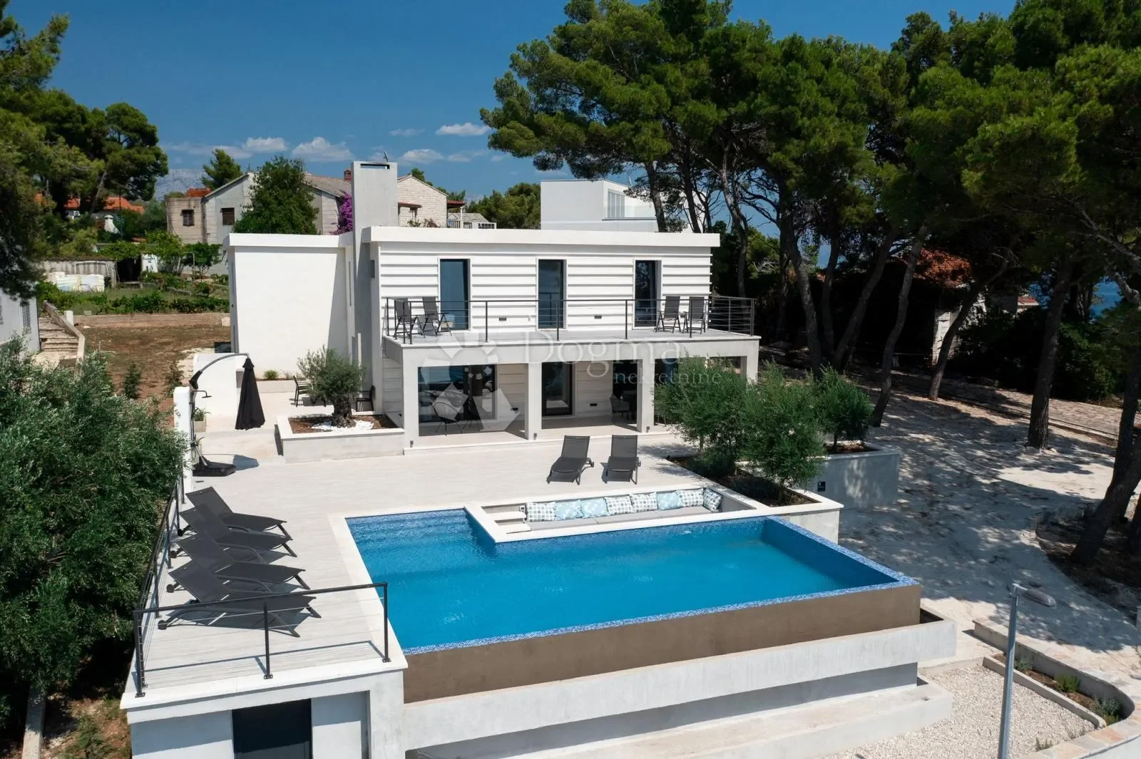 Exterior photo 8