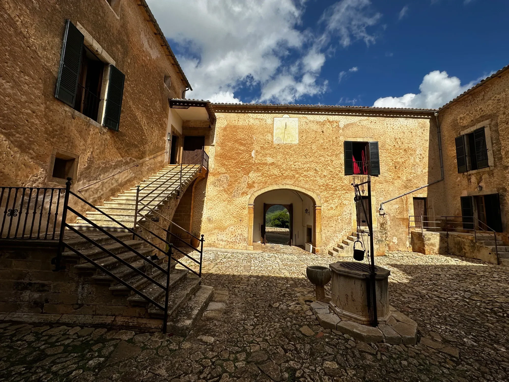 Exterior photo 4