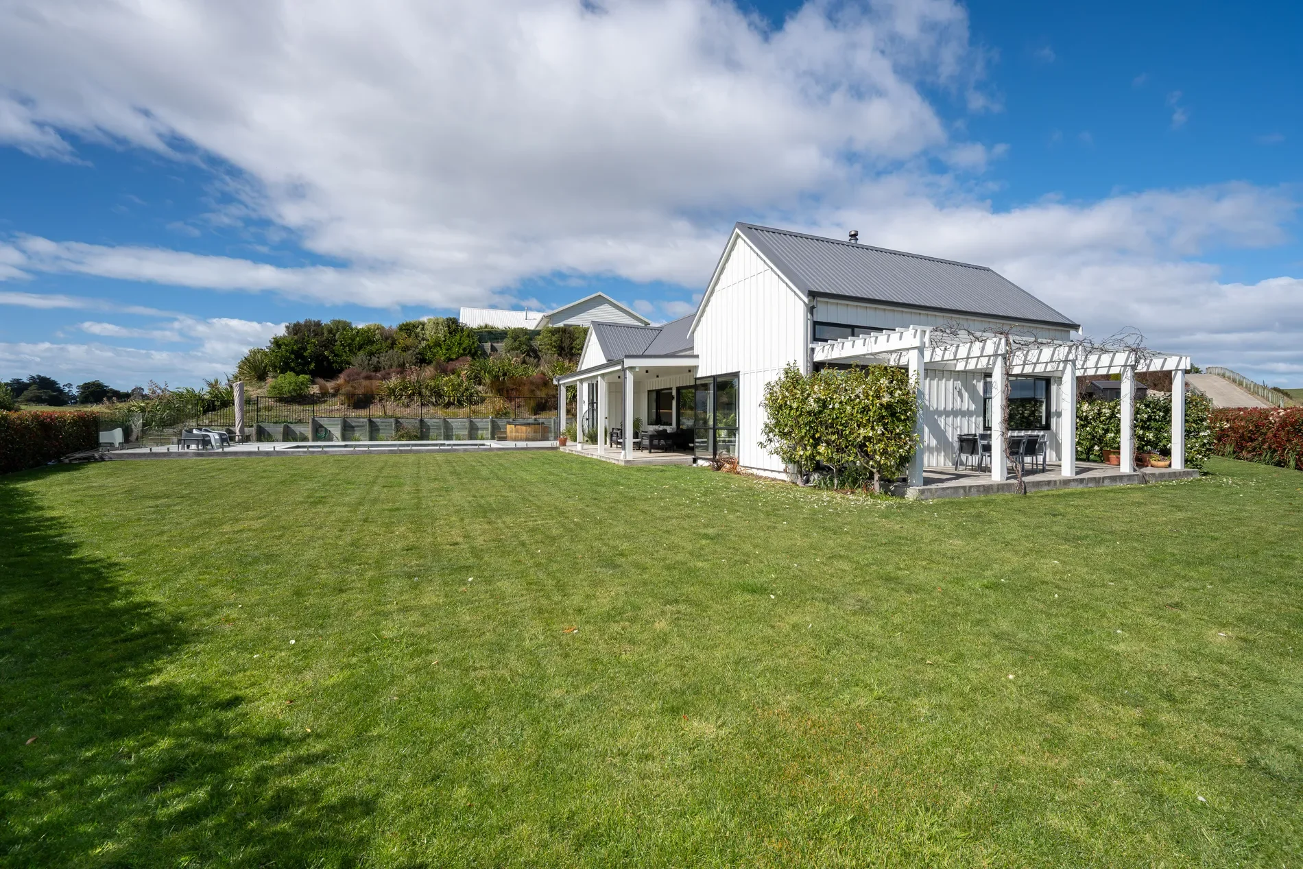 Exterior photo 6