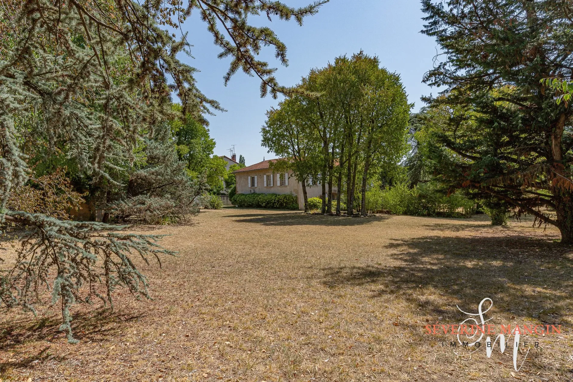 Exterior photo 4