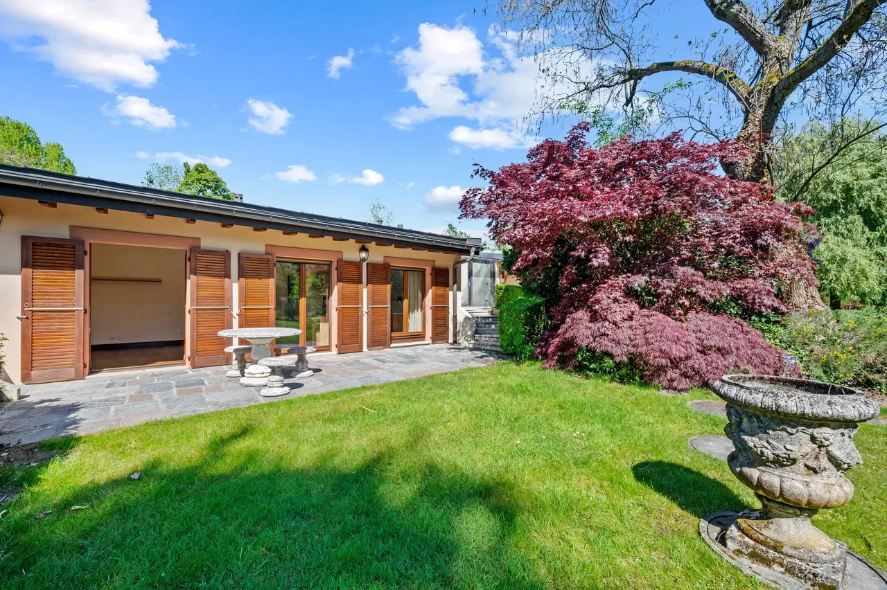 Exterior photo 5
